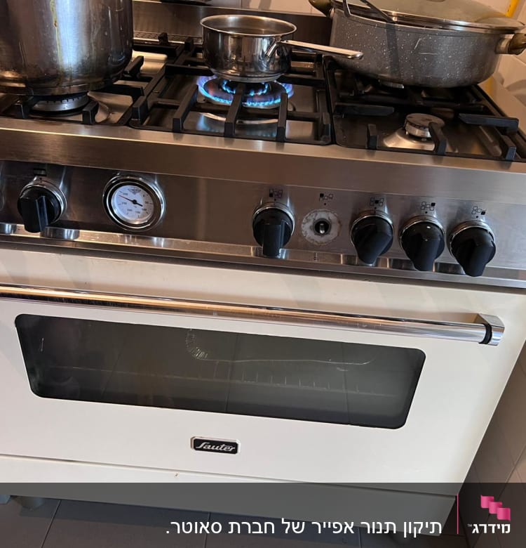 כיריים גז עם סירים ומחבתות על האש
